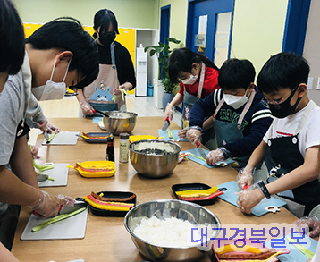 친구와 함께 김밥 만들기