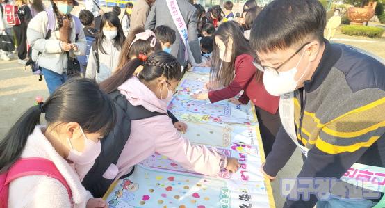 3.행복한 학교 만들기 캠페인 펼쳐(28일 상주 상산초등학교에서 진행된 등굣길 현장  캠페인 사진)02.jpg