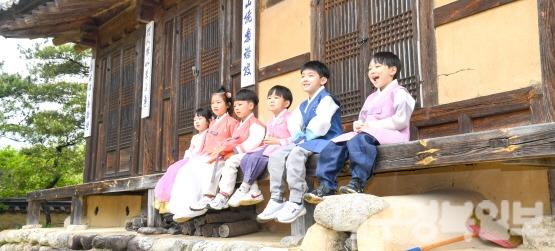 영주-1-1 지난해 선비문화축제 기간 선비촌을 찾은 아이들이 비를 피해 처마 밑에 앉아있다.jpg